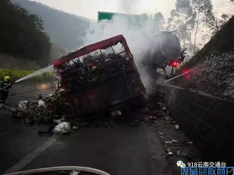 云南昆磨高速一大货车起火，并撞上了油罐车插图3